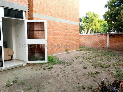 Cogedor Apartamento De 62 Mts2 De Contruccion Con Un Amplio Patio Para Expansión Del Mismo, Para Facilidad De Habitaciones Adicionales, Area De Parrillera Y Faena,