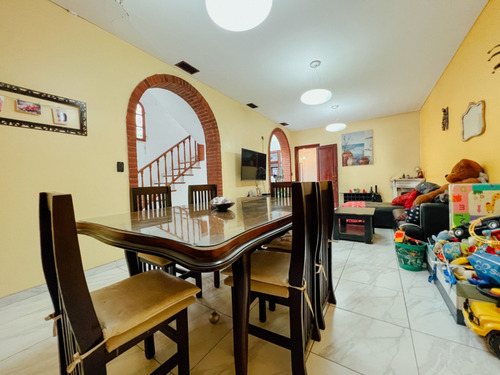 Imagen 6 de 16 de Espectacular Casa En Venta En Banfield Oeste Con 6 Amb, Parque Y Piscina