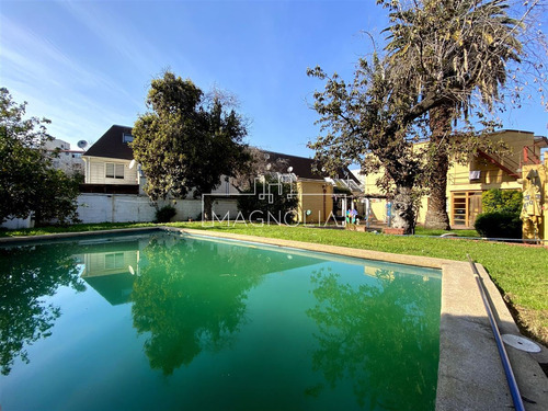 Casa En Venta 4d, 3b, 3e, Piscina Y Gran Terreno En Ñuñoa.