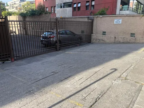 Amplio Espacio, Barrio Tranquilo, Con Estacionamiento Y Bode