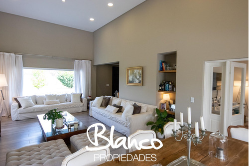 Casa En Venta En La Lomada, Pilar - Desarrollada En Tres Plantas!
