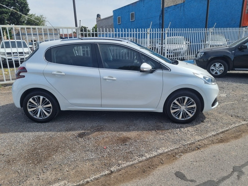 Imagen 8 de 18 de Peugeot 208 2016 1.6 Feline