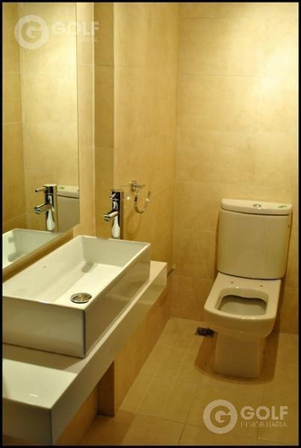 Vendo Apartamento De 3 Dormitorios Más Servicio, Garaje Para Un Auto, Pocitos, Montevideo