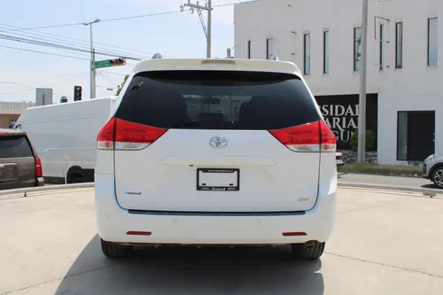 Toyota Sienna Minivan 2013