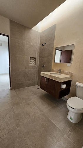 Casa Jardines De Una Planta De 4 Recamaras En Venta, Cholul.