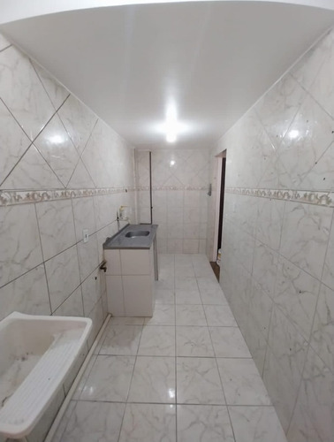 Apartamento Com 2 Quartos Sala,ampla Cozinha E Um Banheiro.