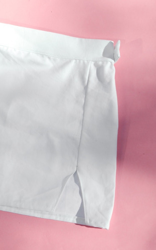 Falda Blanca Mini Con Apertura En Pierna Ajuste En Cintura