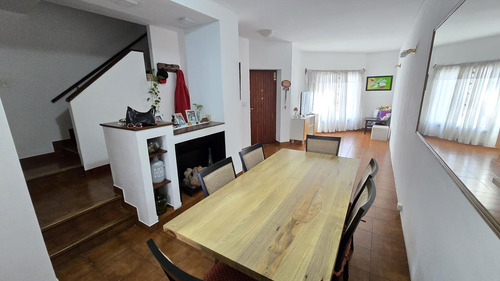 Solido Duplex De 4 Ambientes Con Cochera Y Jardin En Venta. Olivos