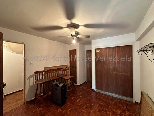 Amplio Apartamento En La Urb. La Esperanza (rgpr) Mls #25-3749