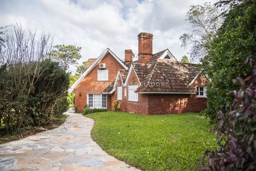 Venta Casa De 5 Dormitorios En Barrio Golf De Punta Del Este