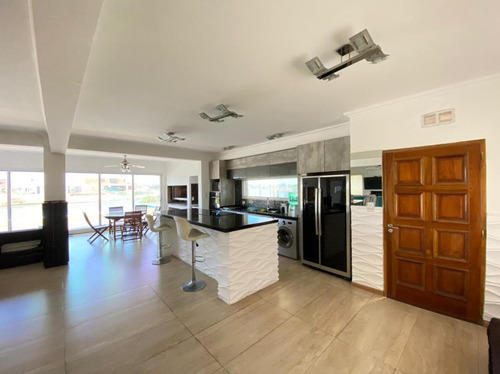 Casa En Venta - 4 Dormitorios 4 Baños - Cocheras - 850mts2 - Escobar