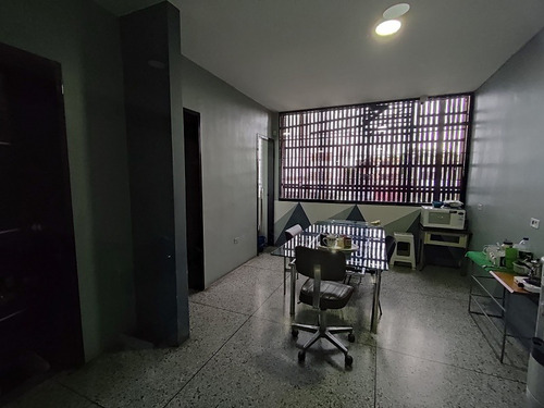 Se Venden 2 Locales Comerciales En La Avenida Bolívar Sur ( Av. Las Ferias) En El Edificio Impera . Minerva K