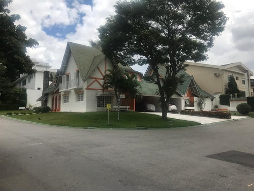 Casa De Esquina Estilo Alpino No Residencial 04 Com 4 Dormitórios - Cnc1489