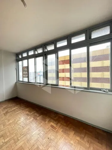 Vende-se Excelente Sala Comercial, Ampla, Com 47m², Banheiro, Piso Parquet Com Sinteko, Ensolarada.