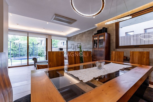 Casa En Venta De 6 Dorm. En Las Condes
