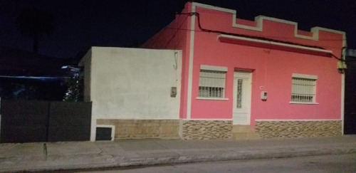Se Vende Casa + 2 Apartamentos + Cochera + Galpon En Peñarol