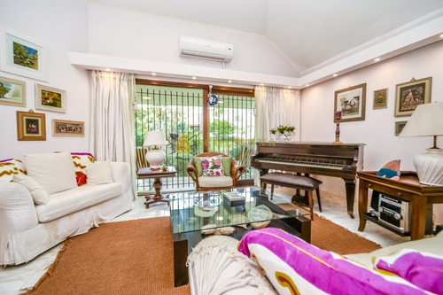 Casa De Cuatro Dormitorios En Venta Punta Del Este- Ref: 2579