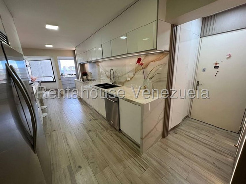 Apartamento En Venta En Clnas. De Valle Arriba Con Áreas Modernas Y Lujosas