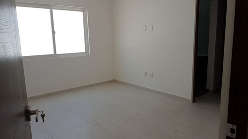 Preciosa Residencia En Misión San Jerónimo, 5 Habitaciones, Sótano, 6.5 Baños..