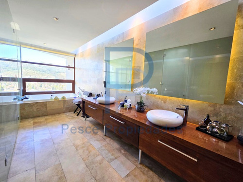 Casa Mediterránea En Prestigioso Y Seguro Condominio