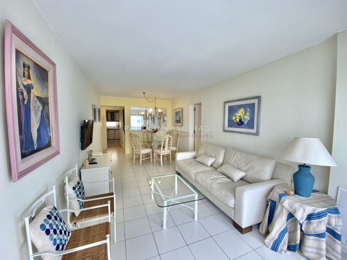 Imagen 4 de 24 de Venta De Apartamento De 2 Dormitorios En Edificio Torre Marina Punta Del Este