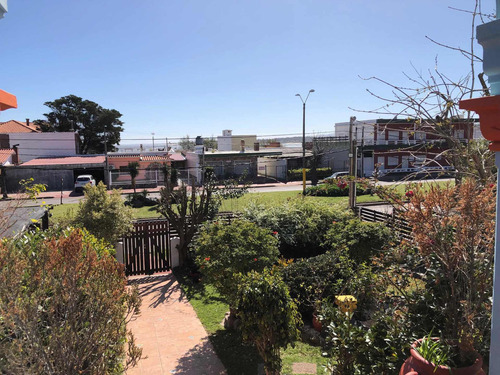 Casa En Alquiler En Piriapolis Con Parque Arbolado, Barbacoa Con Heladera Y Comedor Para 10 Personas
