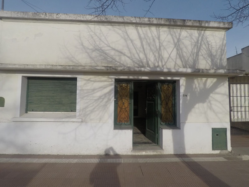 Venta Casa 2 Dormitorios Balcarce Con Cochera