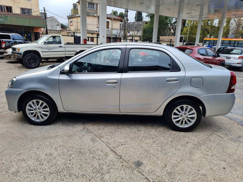 Imagen 2 de 13 de Toyota Etios