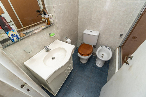 Venta Departamento 3 Ambientes Más Dependencia De Servicio, Balcón Al Frente Flores