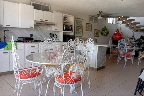 Se Vende Casa De Un Piso, Con Alberca Techada Y Climatizada, En Esquina Y Con Salón De Eventos