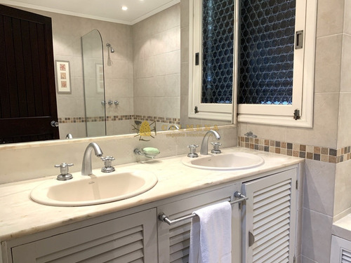 Excelente Residencia De 5 Dormitorios-ref:4553