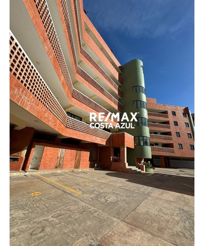 Remax Vende Apartamento Planta Baja Con Espectacular Vista A Las Áreas Sociales En Conjunto Residencial Emerald Suites