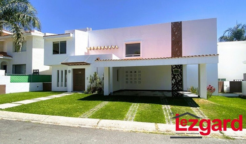Presentamos Bonita Casa Con Moderno Y Elegante Diseño Con Comodidades Que Le Encantaran