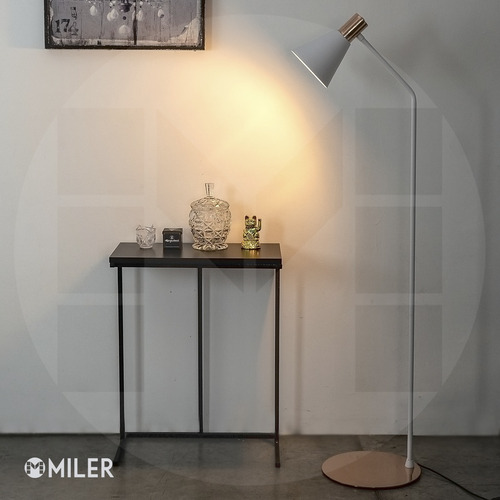 Lampara De Pie Con Pantalla Metalica Embudo Cobre