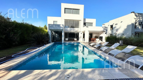 Casa En Venta En Malibu Canning