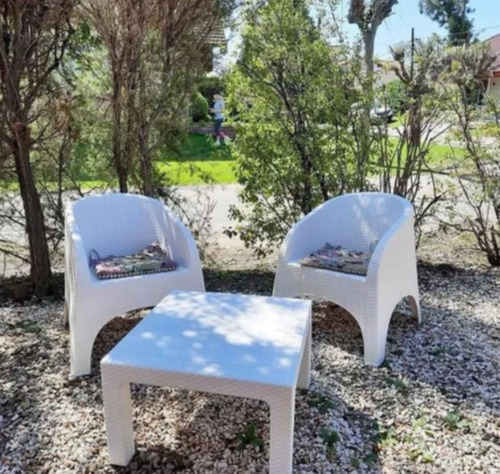 Mesa Ratona Plastica Más Que Sillas Simil Rattan 70 X 70 Diseño Alejo Color Blanco