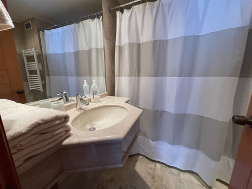 Departamento En Venta De 4 Dorm. En Lo Barnechea Centro Ski