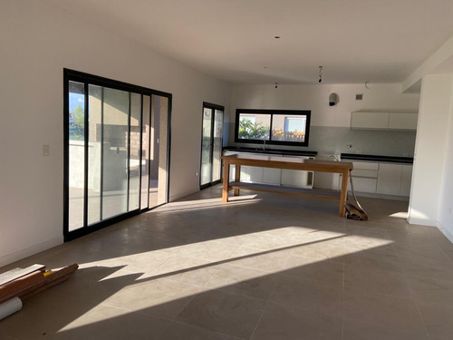 Casa En Venta Y Alquiler En El Cantón Norte A La Laguna Con Pileta