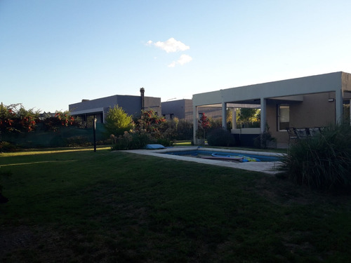 Casa En Venta De 2 Dormitorios Con Pileta En Manzanar Kossman En Cipolletti