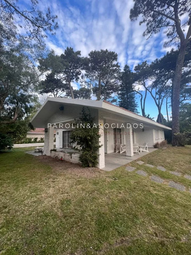 Casa De 3 Dormitorios + Dependencia De Servicio En Venta En Mansa, Punta Del Este.