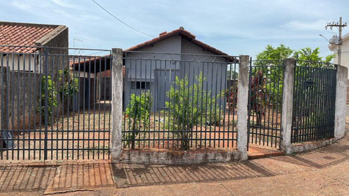 Casa De Esquina Com Jardim No Jardim Esmeralda Em Ourinhos-sp