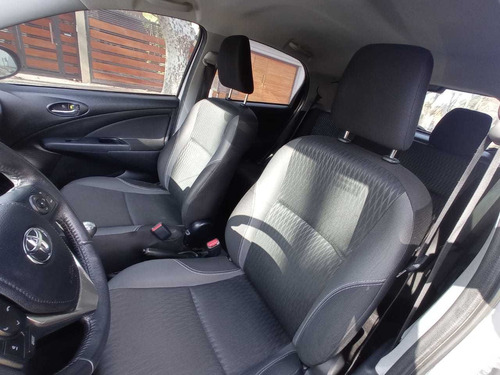 Imagen 13 de 15 de Toyota Etios Xs Nafta 1.5 Caja Manual De 6ta Año 2016