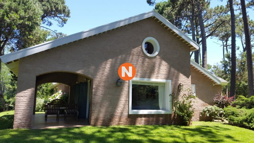 Casa En Venta Y Alquiler, Lugano, Punta Del Este, 4 Dormitorios.- Ref: 208401