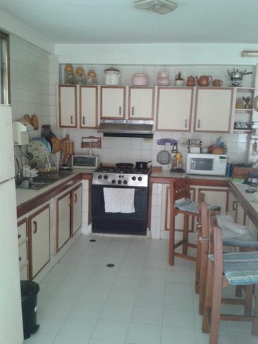 Imagen 9 de 11 de Rio Chico, Urb. Mercedes De Paparo Quinta Playera 2 Niveles. 5 Hab, 6 Baños,piscina,caney Parrillero.cercado Con Muros A Mts De La Playa Y Canal