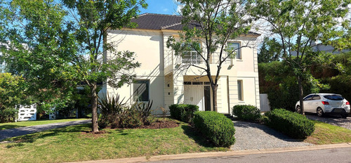 Apta Credito. 3 Dormitorios Y Area De Servicio. Lote Interno.