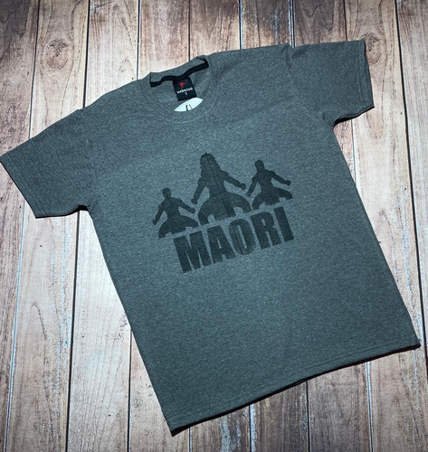 Remera Maori Gris Talle M