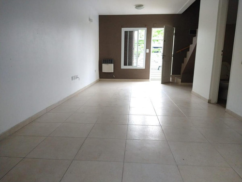 Imagen 6 de 17 de Duplex Con Cochera Y Jardín .av. 66 Entre 144 Y 145 La Plata