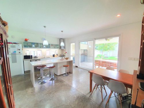 Casa En Venta En San Isidro, Barrio Santa Rita