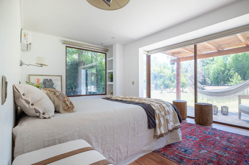 Vive Seguro En Chicureo: Casa Chilena En Condominio Central