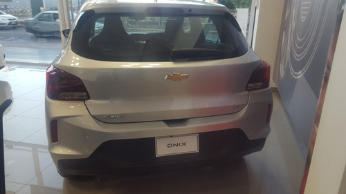 Imagen 2 de 25 de Chevrolet Onix Lt Tech 1.2 90 Cv Fs